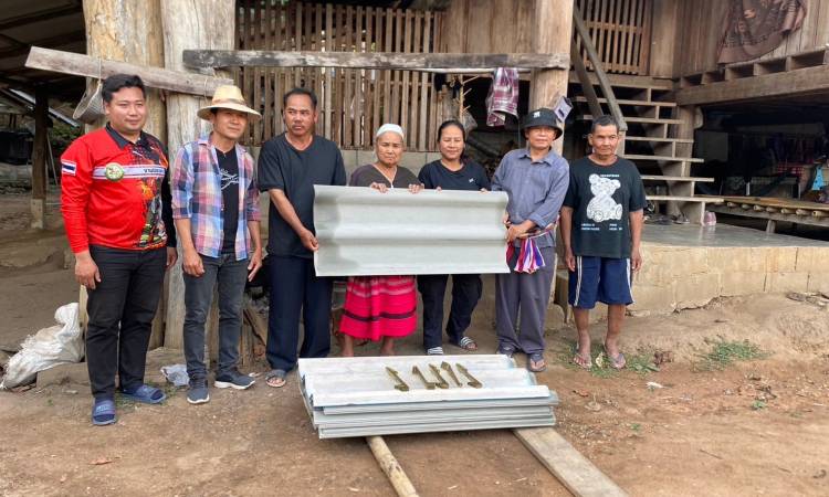 งานป้องกันและบรรเทาสาธารณภัย อบต.สบเมย ลงพื้นที่ให้ความช่วยเหลือราษฎรที่ได้รับความเสียหายจากเหตุวาตภัย